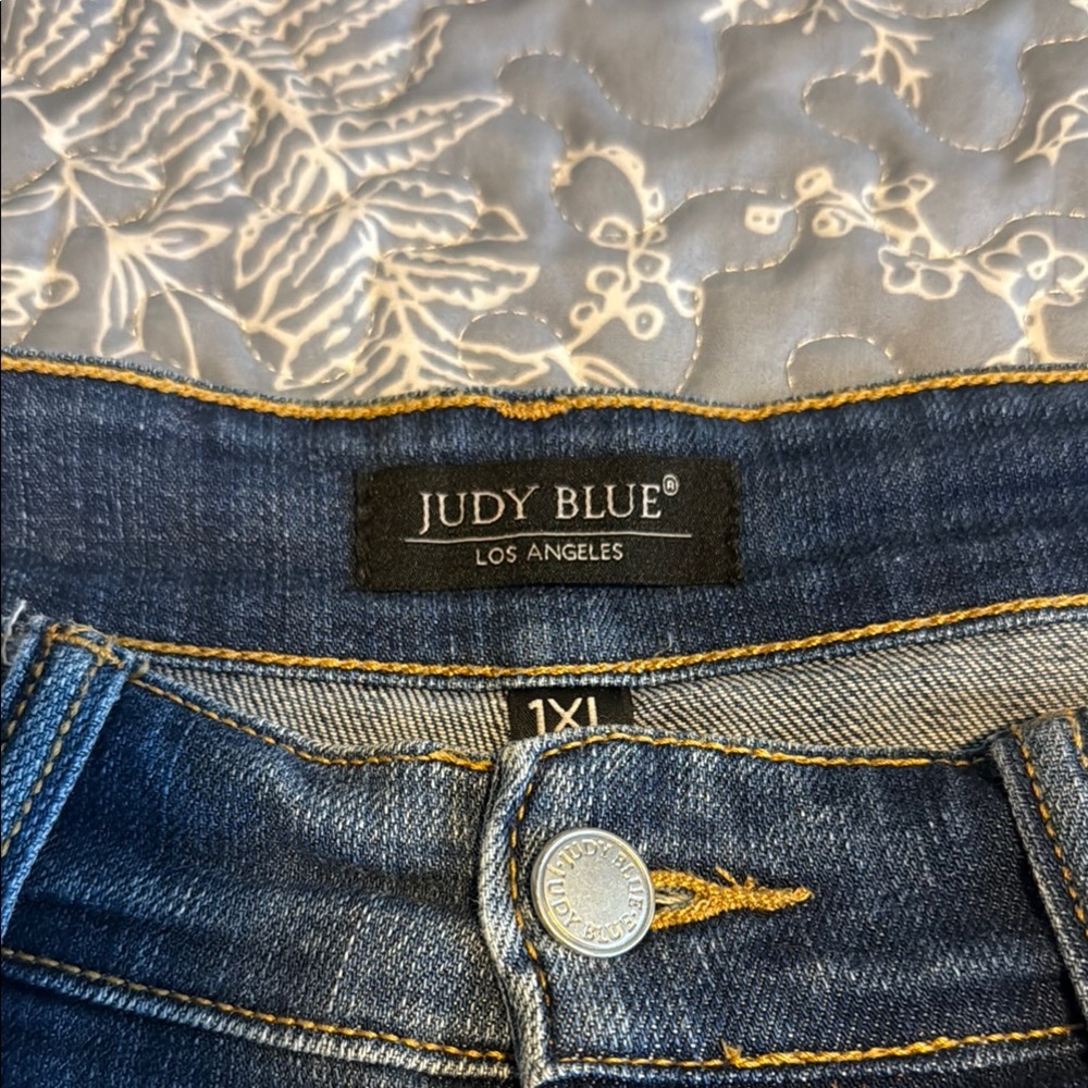 Judy Blue Blue Distressed Jean Shorts Raw-Edge Hem - Picture 2 of 4